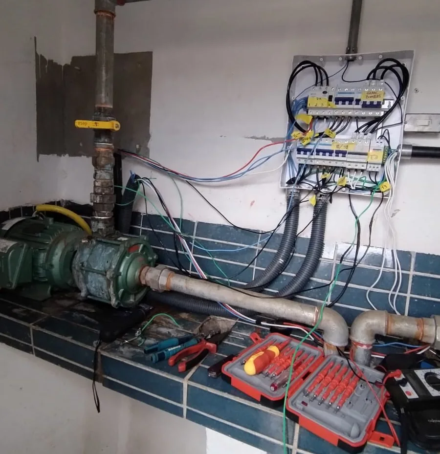 Quadro elétrico antigo, com fiação desorganizada, antes do serviço