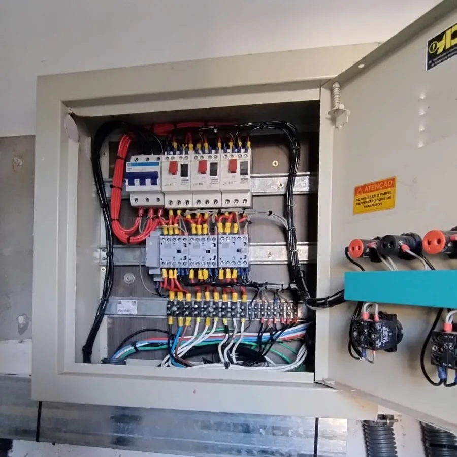 Quadro elétrico novo instalado, com fiação organizada e identificada