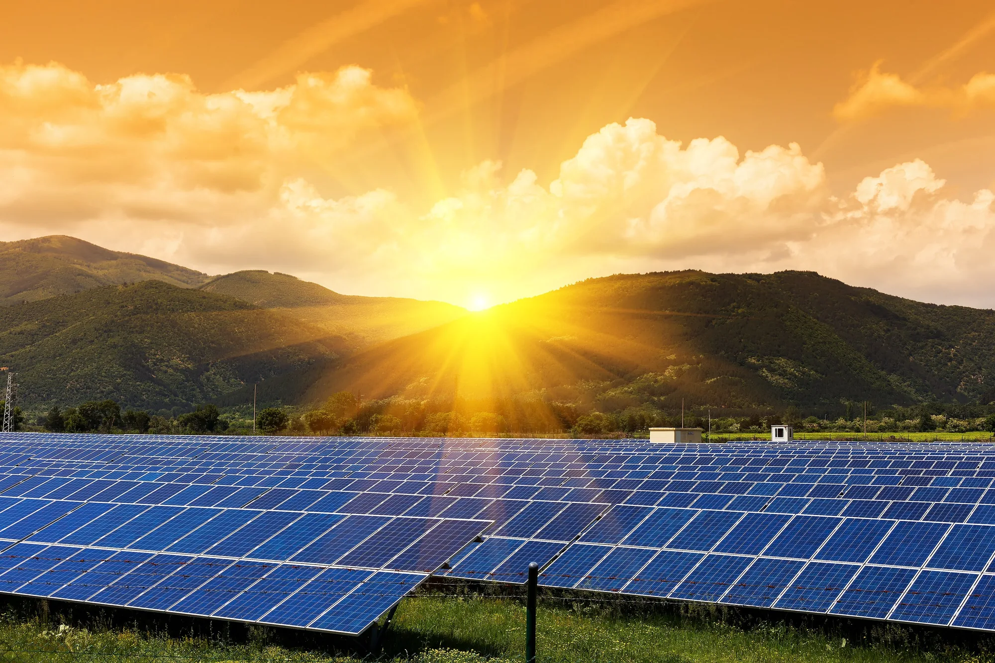 Painéis solares fotovoltaicos ao pôr do sol